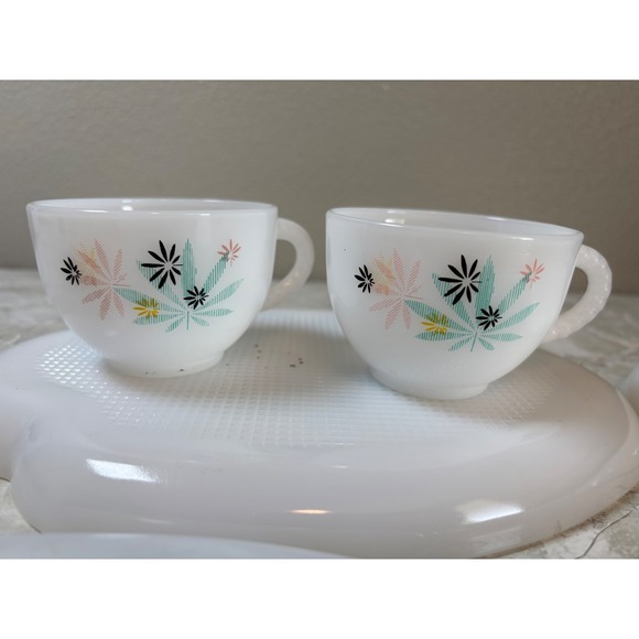 Vintage Atomic Flower White Federal Milk Glass Snack Plates 4 Plates 2 Cups MCM - Picture 6 of 7